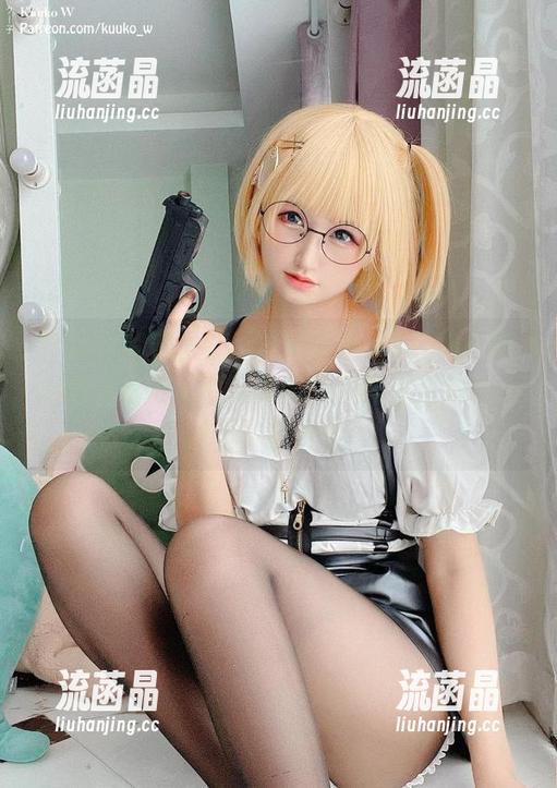 Kuuko W 这短款毛衣居然不需要圣光,Kuuko W的图包里藏着的小情绪,真的让人忍不住想要一探究竟。